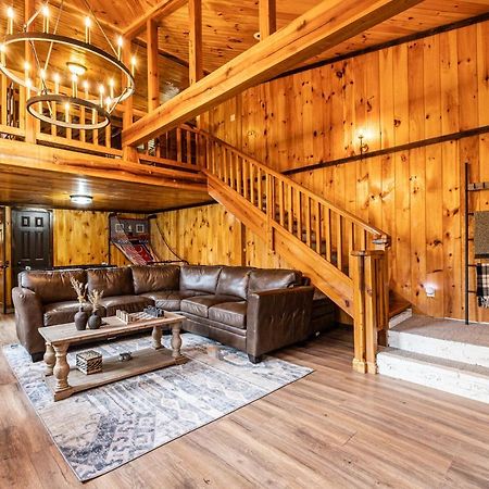 Fun Cabin With Hot Tub, Pool Table & Fire Pit - Big Blue 布赖森城 外观 照片