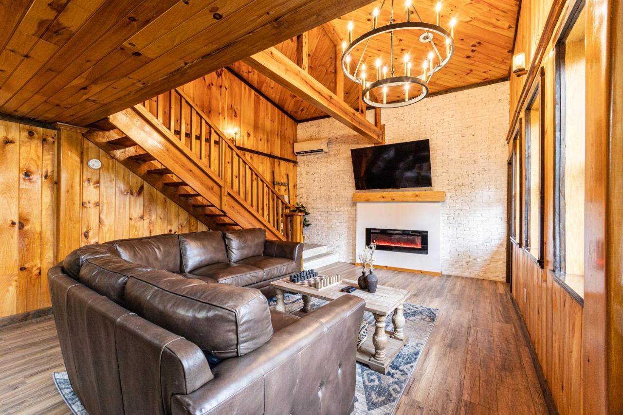 Fun Cabin With Hot Tub, Pool Table & Fire Pit - Big Blue 布赖森城 外观 照片