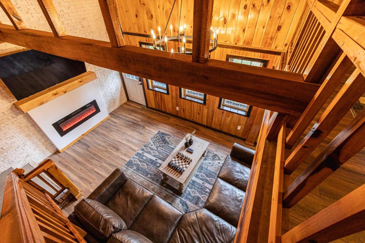 Fun Cabin With Hot Tub, Pool Table & Fire Pit - Big Blue 布赖森城 外观 照片