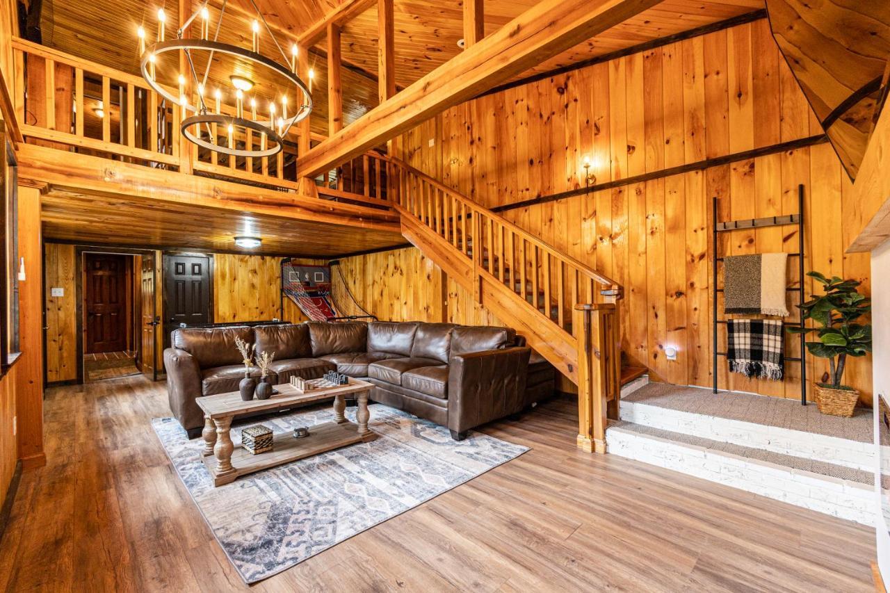 Fun Cabin With Hot Tub, Pool Table & Fire Pit - Big Blue 布赖森城 外观 照片