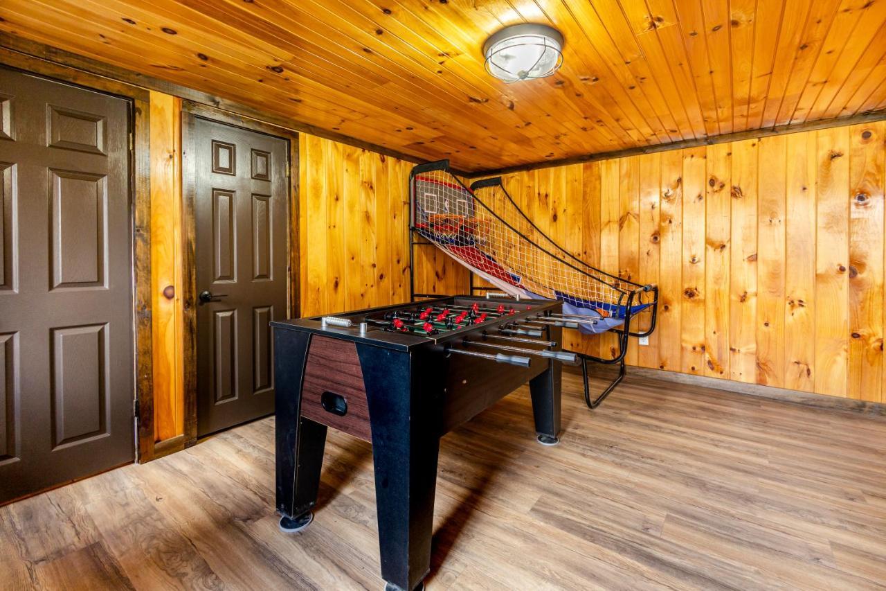 Fun Cabin With Hot Tub, Pool Table & Fire Pit - Big Blue 布赖森城 外观 照片