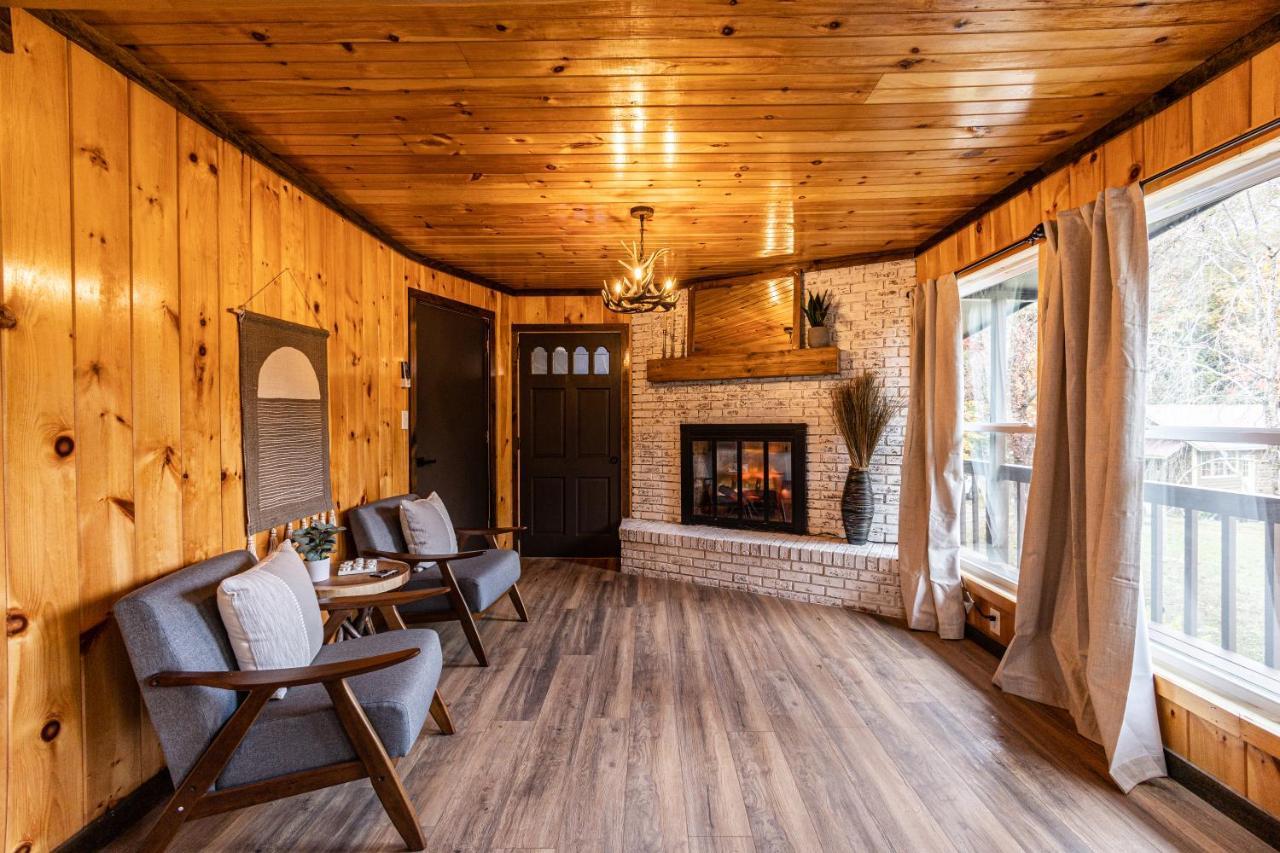 Fun Cabin With Hot Tub, Pool Table & Fire Pit - Big Blue 布赖森城 外观 照片