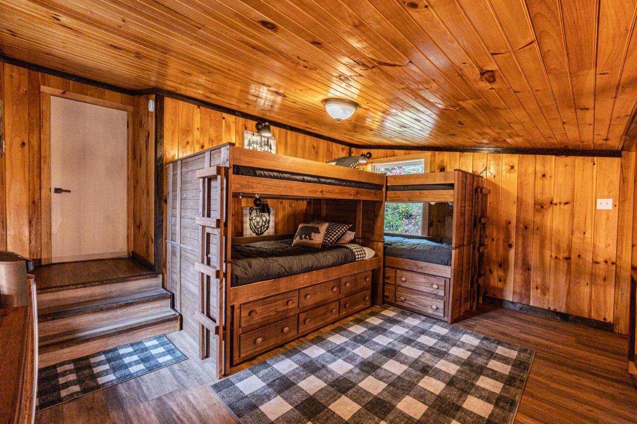 Fun Cabin With Hot Tub, Pool Table & Fire Pit - Big Blue 布赖森城 外观 照片