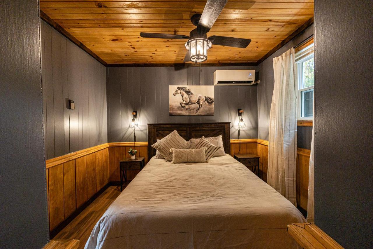 Fun Cabin With Hot Tub, Pool Table & Fire Pit - Big Blue 布赖森城 外观 照片
