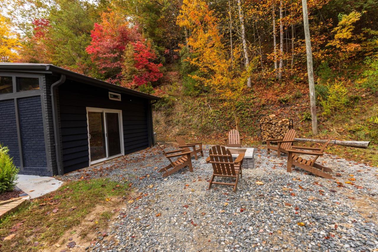 Fun Cabin With Hot Tub, Pool Table & Fire Pit - Big Blue 布赖森城 外观 照片