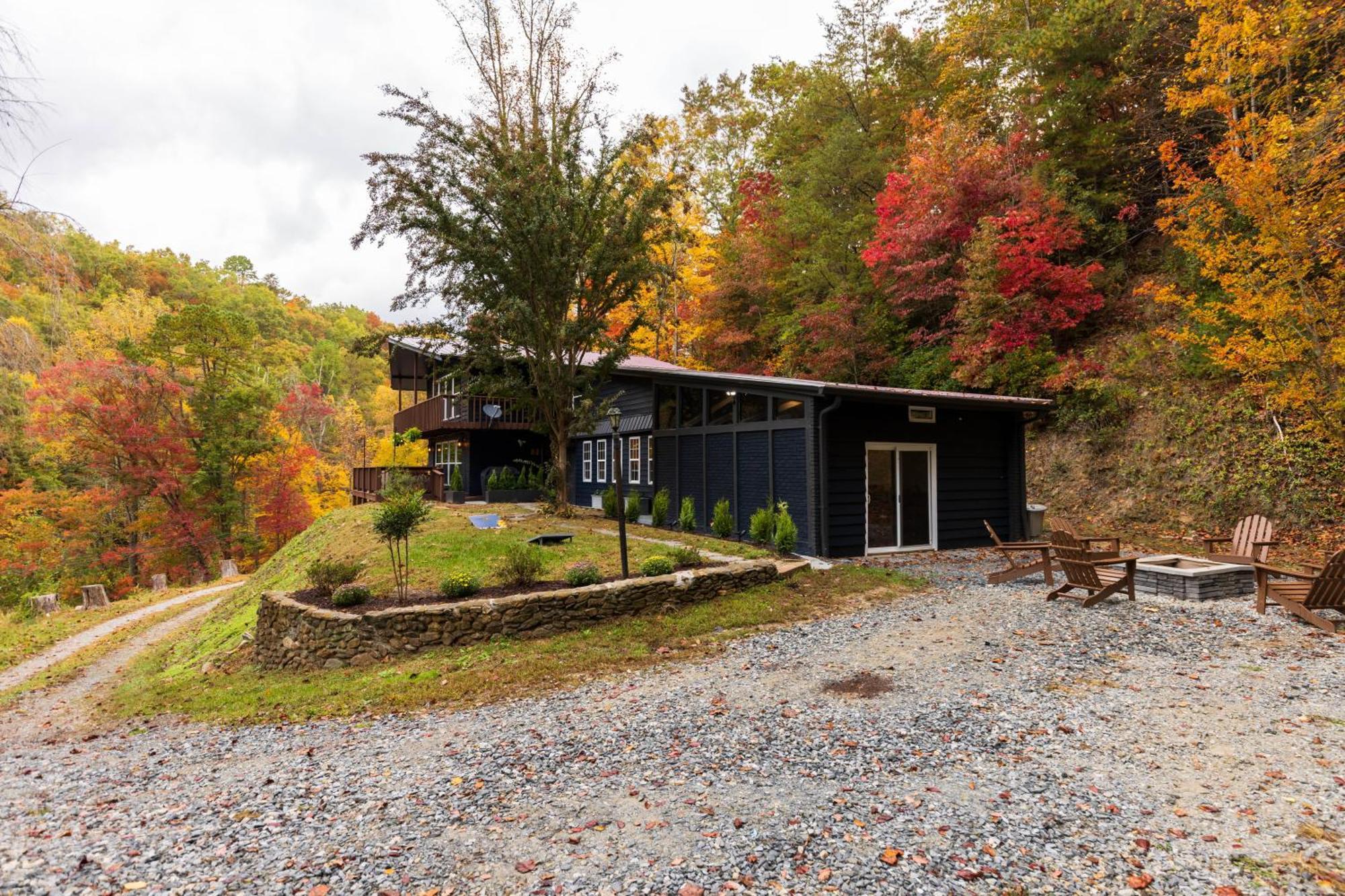 Fun Cabin With Hot Tub, Pool Table & Fire Pit - Big Blue 布赖森城 外观 照片