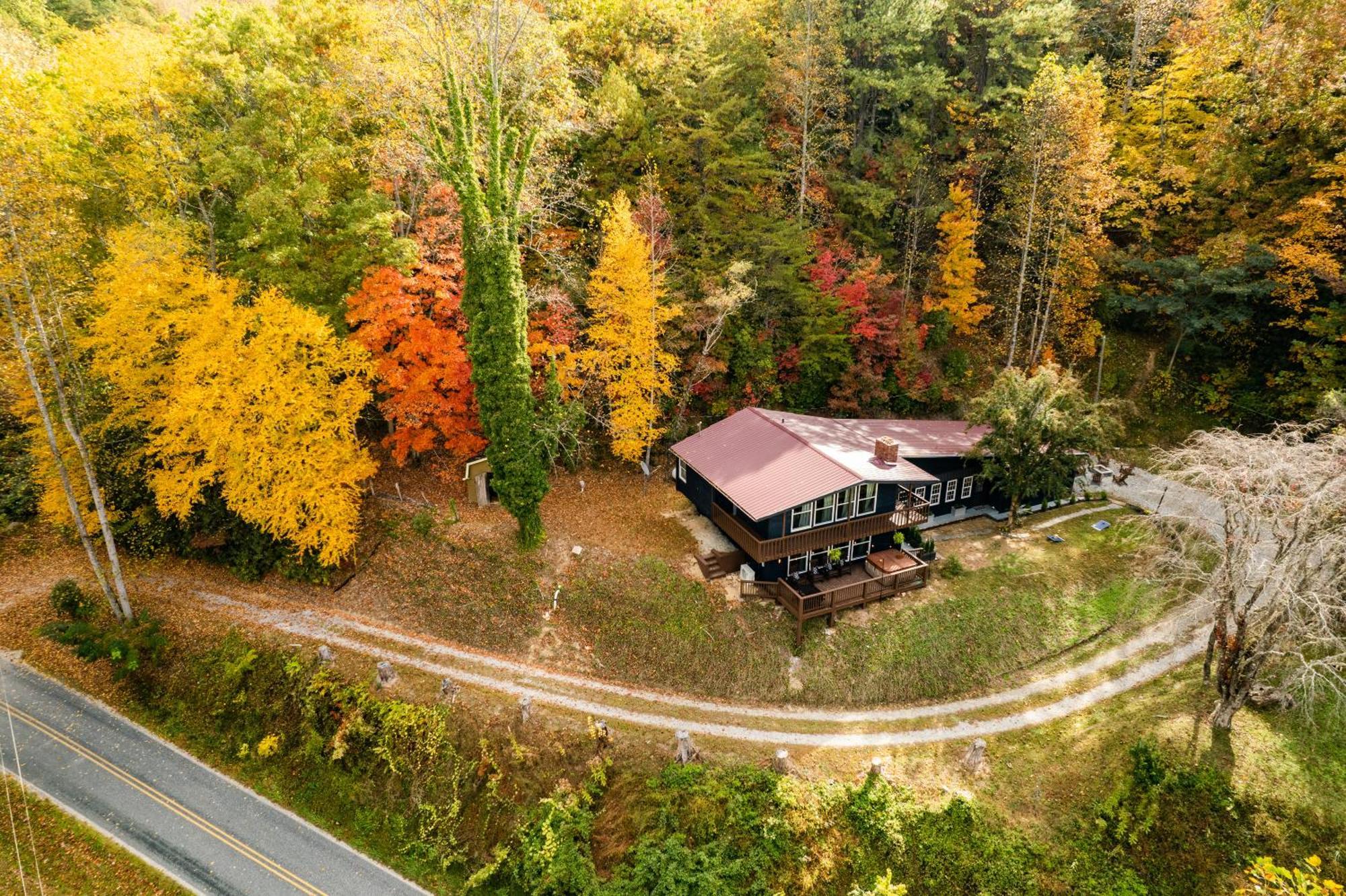 Fun Cabin With Hot Tub, Pool Table & Fire Pit - Big Blue 布赖森城 外观 照片